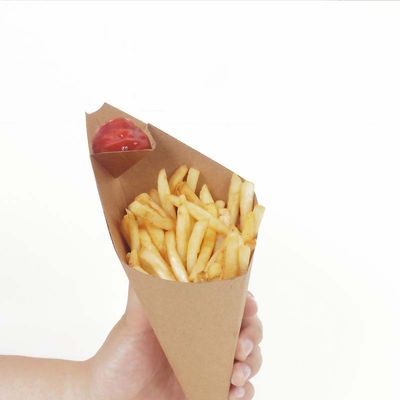 As batatas fritas revestidas do Pe forram a caixa descartável do papel de embalagem dos copos do cone com molho