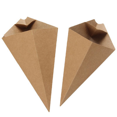 As batatas fritas revestidas do Pe forram a caixa descartável do papel de embalagem dos copos do cone com molho