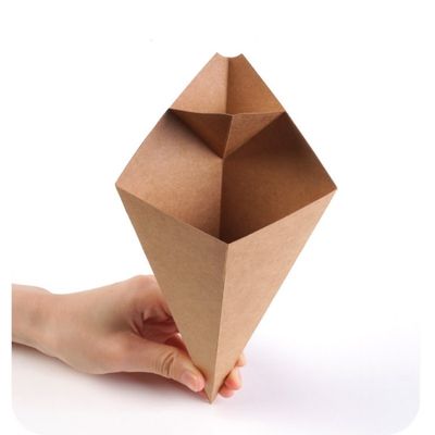 As batatas fritas revestidas do Pe forram a caixa descartável do papel de embalagem dos copos do cone com molho
