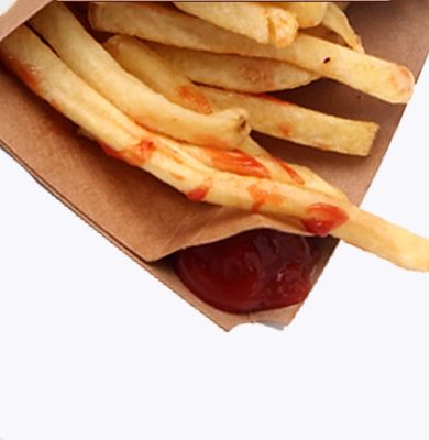 As batatas fritas revestidas do Pe forram a caixa descartável do papel de embalagem dos copos do cone com molho