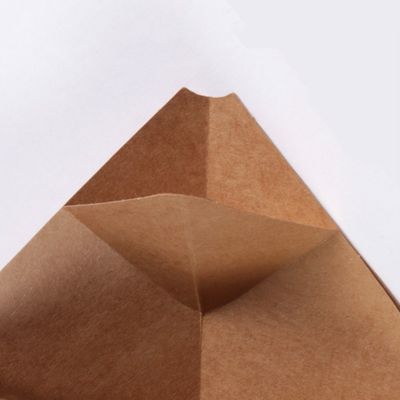 As batatas fritas revestidas do Pe forram a caixa descartável do papel de embalagem dos copos do cone com molho