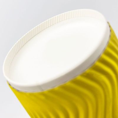 os copos de papel descartáveis de 4oz 120ml 8oz 250ml amarelam copos de café com a parede da ondinha da tampa