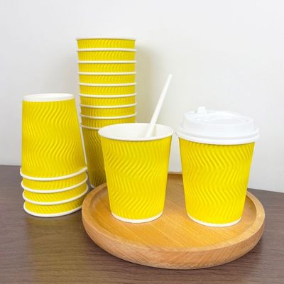 os copos de papel descartáveis de 4oz 120ml 8oz 250ml amarelam copos de café com a parede da ondinha da tampa